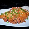 Pato asado con salsa, sesamo y cebolleta